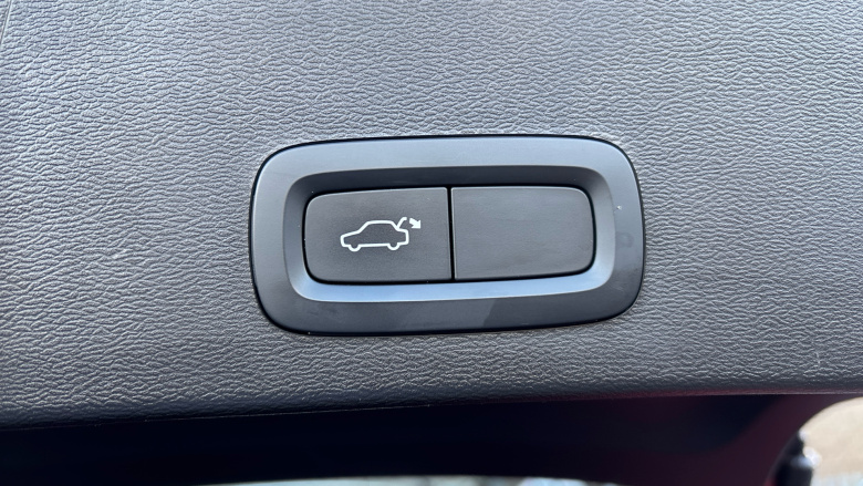 Volvo Xc40 2.0 B4P R DESIGN Pro 5dr Auto [7 speed] Petrol Estate